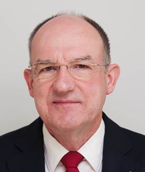 Ein Bild, das Menschliches Gesicht, Person, Krawatte, Wand enthält.
Automatisch generierte Beschreibung